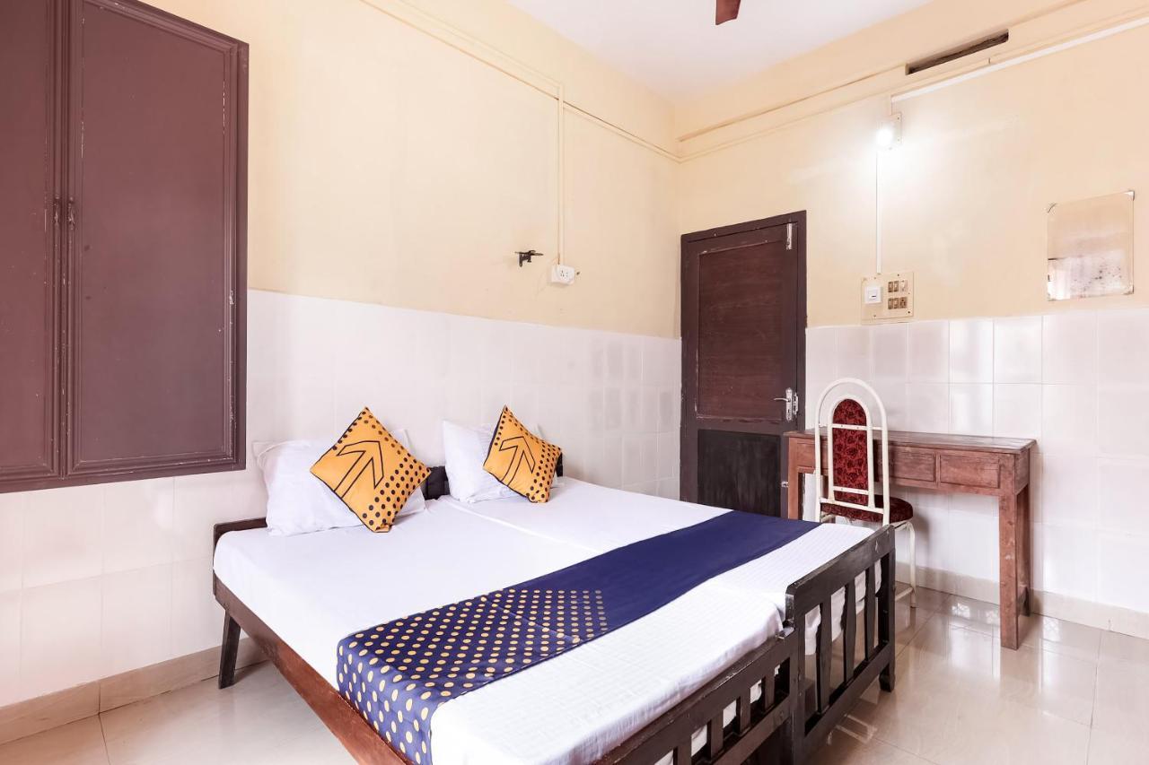 Spot On 60665 Royal Tourist Home Valancheri Exterior foto